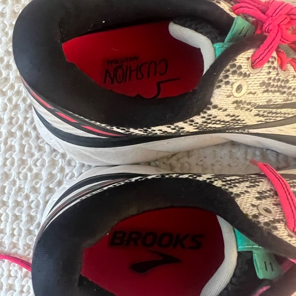 Brooks running shoes size 8 - worn 8 times - Picture 4 of 6